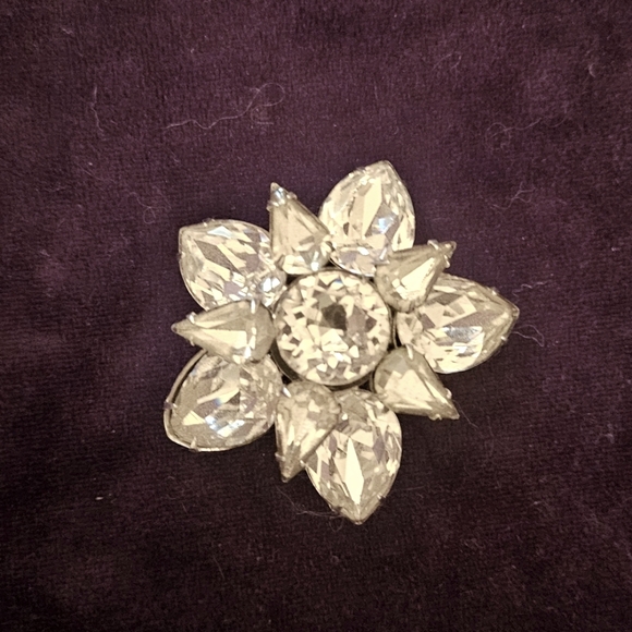 Jewelry - Vintage Rhinestone Brooch pin silver toned